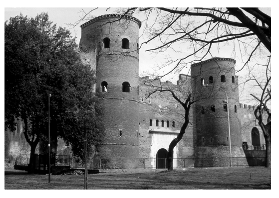 Figure 12.6 Rome, Aurelianic wall (ad 271–275), Porta Asinaria.