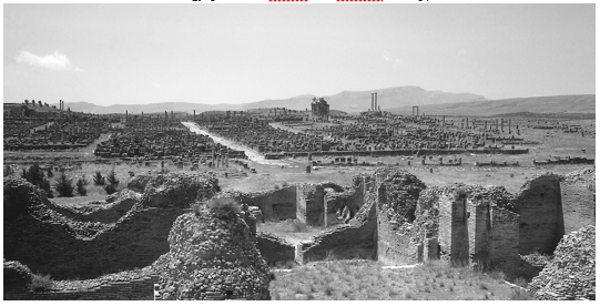 Figure 9.7 Thamugadi (Timgad, Algeria), general view, showing North baths in the foreground, and triple arch and Capitolium in the distance.